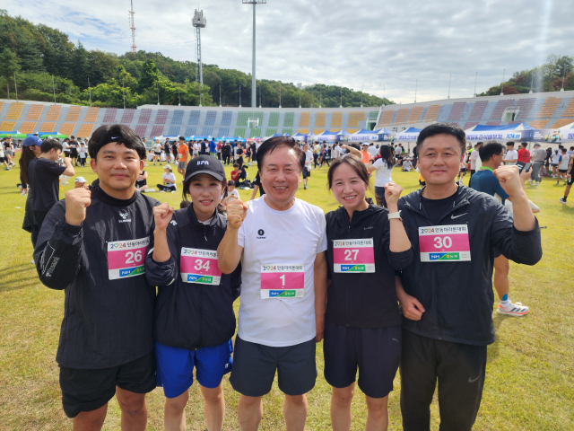 6일 열린 안동마라톤에서 권기창 안동시장(가운데)이 직원들과 5km 코스를 완주한 뒤 화이팅을 외치고 있다. 전종훈 기자