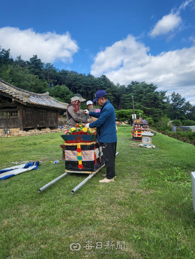 (사)나라얼연구소 관계자들이 오는 8,9일 열리는 제11 한국 전통상례문화 전승 및 세계화 방안 국제학술제 때 전시할 한국전통상여 등을 정리하고 있다. 나라얼연구소 제공