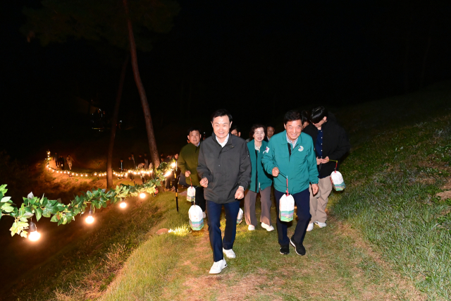 이남철 고령군수와 이철호 고령군의회 의장 등이 2024년 고령 문화유산야행에 동참해 지산동 고분군 탐방로를 걷고 있다. 고령군 제공