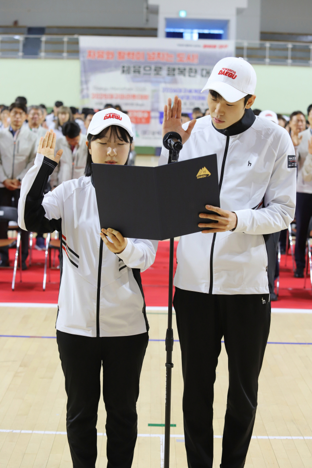 6일 열린 경북선수단 결단식에서 선수대표 권남호(오른쪽) 선수와 김가인 선수가 선서를 하고 있다. 경북체육회 제공