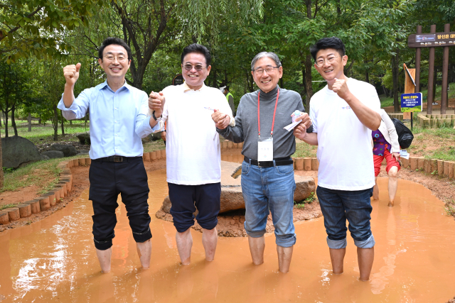 6일 오전 경북도청 앞 천년숲 공원에서 경북도 전국 맨발걷기 한마당 축제가 열렸다. 경북도 제공.