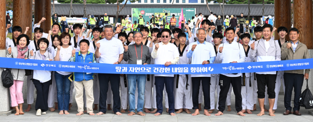 6일 오전 경북도청 앞 천년숲 공원에서 경북도 전국 맨발걷기 한마당 축제가 열렸다. 경북도 제공.