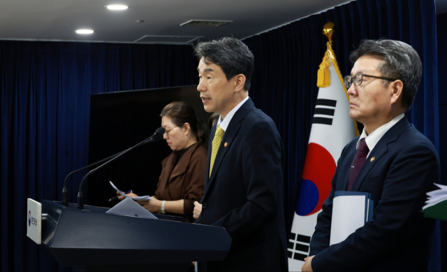 이주호 부총리 겸 교육부 장관이 6일 서울 종로구 정부서울청사에서 의과대학 학사 정상화를 위한 비상 대책(안) 발표를 하고 있다. 연합뉴스