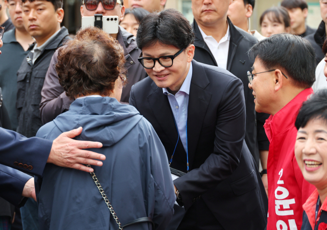 국민의힘 한동훈 대표가 6일 부산 금정구 남산성당 앞에서 신도들과 인사하며 윤일현 금정구청장 보궐선거 후보 지지를 호소하고 있다. 연합뉴스