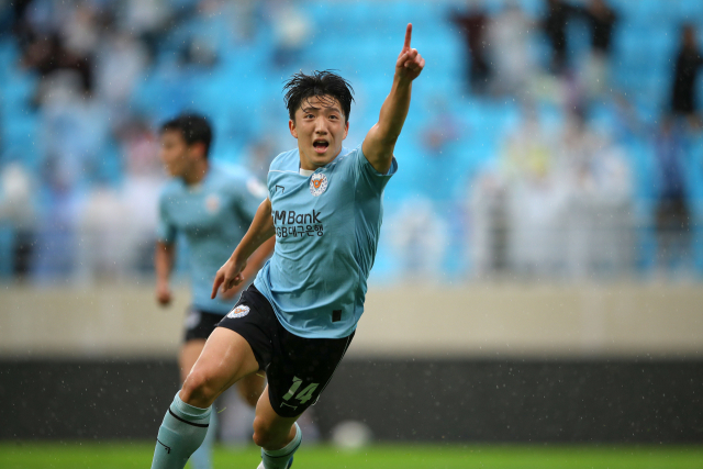 박세진 선수가 결승골을 터뜨린 뒤 왼팔을 번쩍 들으며 환호하고 있다. 한국프로축구연맹 제공