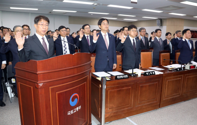 박상우 국토교통부 장관 등이 7일 정부세종청사 국토교통부에서 열린 2024년도 국회 국토교통위원회 국정감사에서 선서하고 있다. 연합뉴스