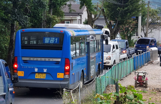 지난 3일 팔공산 승시 축제기간 팔공산 용수동 일대 마을 진입 도로 상황. 차량 교행이 안돼 운전자들이 30분 넘게 대치했다. 김유진 기자