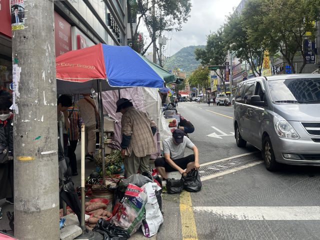 지난달 28일 정오 직후 방문한 관문시장. 방문객들이 노점을 피해 차도 위로 통행하자, 차들이 경적을 울리는 일이 반복됐다.