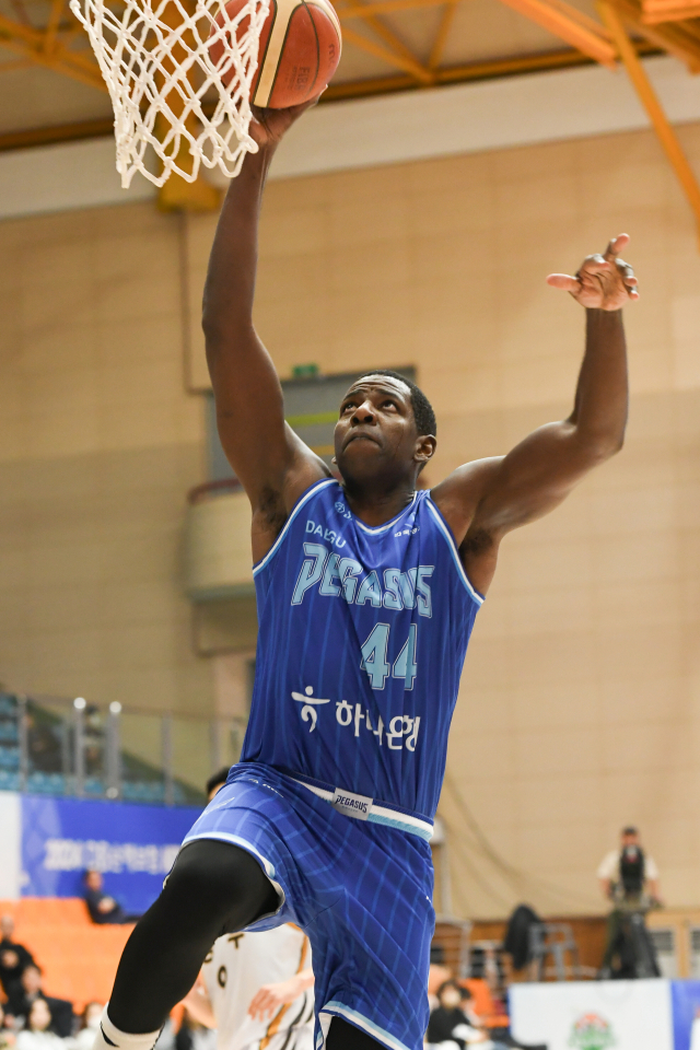 대구 한국가스공사 페가수스의 앤드류 니콜슨이 덩크를 시도하는 모습. KBL 제공