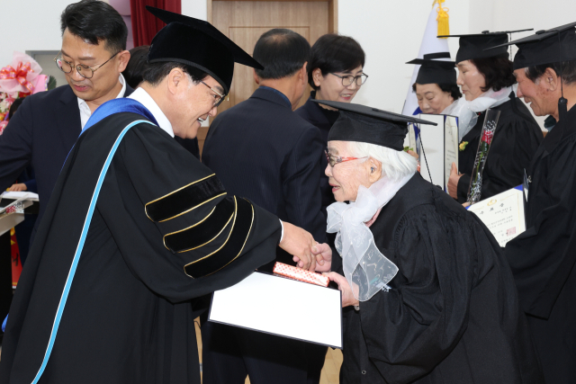 청도군의 평생학습 프로그램인 청도온누리대학 졸업식에서 김하수 청도군수가 최고령 학생인 이이갑(99) 씨에게 졸업장을 수여하고 있다. 청도군 제공