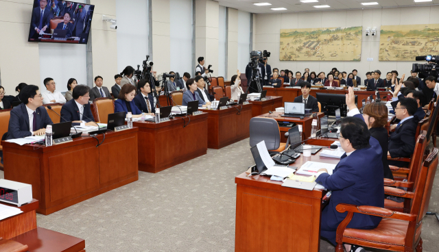 8일 오전 열린 국회 교육위원회의 교육부, 국가교육위원회 등의 국정감사에서 여야 의원들이 김건희 여사 논문 대필 의혹 관련 인물로 불출석한 증인인 설민신 한경국립대 교수에 대한 동행명령장 발부와 관련해 거수 표결을 하고 있다. 연합뉴스