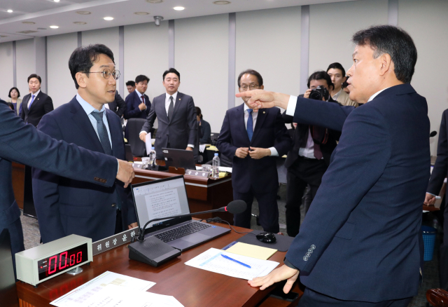 더불어민주당 천준호 의원(왼쪽)이 8일 오전 정부세종청사에서 열린 국회 정무위원회 국정감사에서 정회 직후 윤한홍 정무위원장에게 거세게 항의하고 있다. 연합뉴스