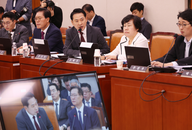 8일 국회에서 열린 법제사법위원회의 법무부 등에 대한 국정감사에서 국민의힘 장동혁 의원이 질의를 하고 있다. 연합뉴스