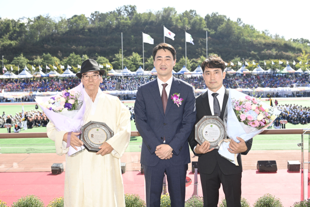 대구 달성군은 9일 윤홍석(왼쪽) 현풍향교 전교와 김지훈(오른쪽) 옥포신세계연합의원 총괄이사를 