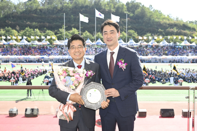 대구 달성군은 9일 현택환(왼쪽) 서울대 화학생물공학부 석좌교수를 