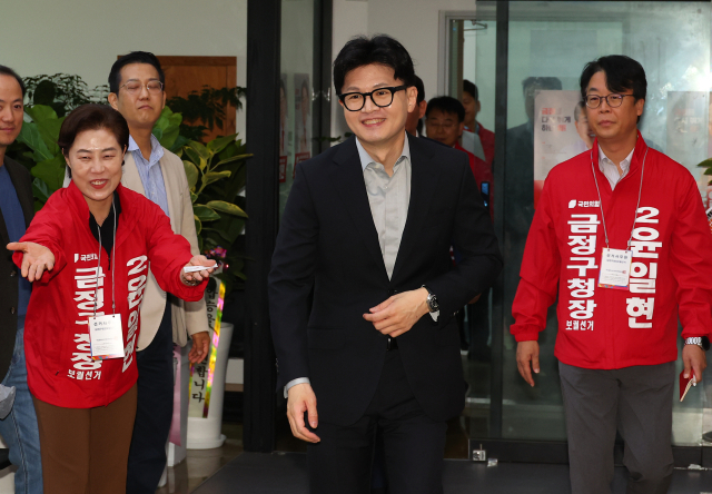 국민의힘 한동훈 대표가 9일 오전 부산 금정구 윤일현 금정구청장 보궐선거 후보 사무실에서 열린 현장최고위원회에 참석하고 있다. 연합뉴스