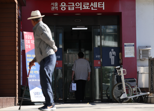 징검다리 연휴인 3일 서울 시내 한 대형병원을 찾은 한 시민이 응급실을 바라보고 있다. 기사와 직접적인 관련 없음. 연합뉴스