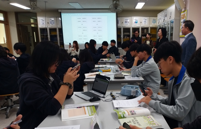 대구군위교육지원청은 관내 초·중학교 학부모와 군청 등 교육관계자를 대상으로 IB 월드스쿨 공개수업 참관을 실시했다. 학부모들이 사수중에서 학생들의 수업을 지켜보고 있다. 대구시교육청