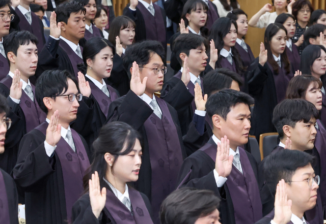 서울 서초구 대법원에서 열린 신임 법관 임명식에서 새로 임명된 판사들이 선서하고 있다. 연합뉴스