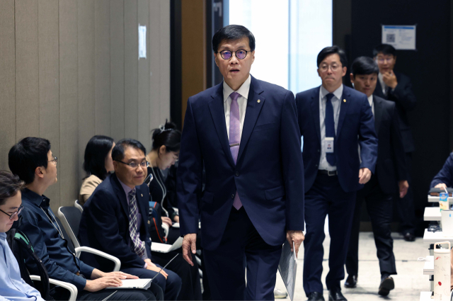 이창용 한국은행 총재가 11일 서울 중구 한국은행에서 열린 금융통화위원회 기준금리 결정에 관한 기자간담회에 참석하고 있다. 연합뉴스