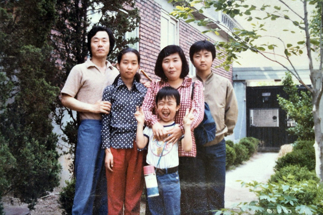 소설가 한강이 한국 작가 최초로 노벨 문학상 수상의 영예를 안았다. 한강의 아버지인 소설가 한승원은 11일 자신의 집필실인 전남 장흥군 안양면 