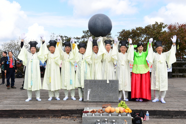 경북 김천시(시장 김충섭)는 10일 정오 부항면 삼도봉 정상에서 제36회 삼도봉 만남의 날 행사를 개최했다. 김천시 제공