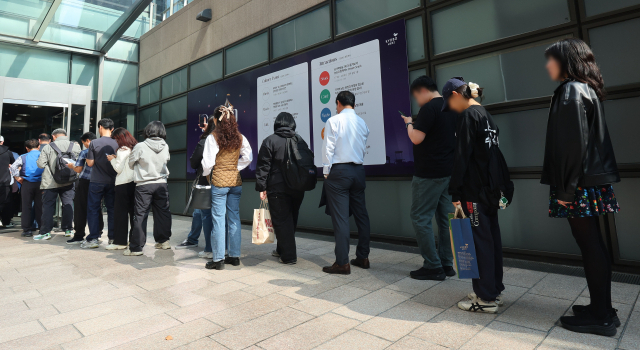 11일 오전 서울 종로구 교보문고 광화문점에서 시민들이 노벨 문학상을 수상한 소설가 한강의 책을 줄서서 구매하고 있다. 연합뉴스