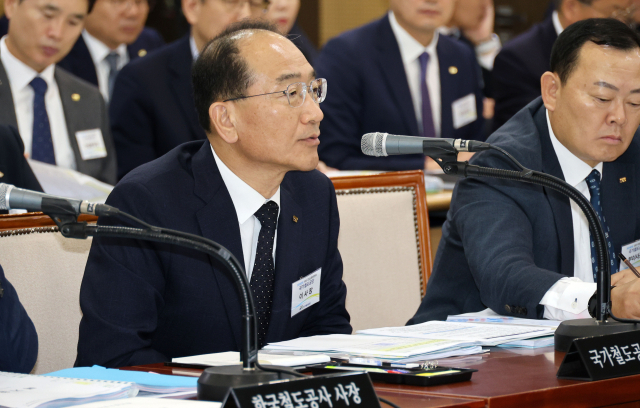 11일 오전 대전 한국철도공사에서 열린 국회 국토교통위원회의 국정감사에서 이성해 국가철도공단 이사장이 의원 질의에 답하고 있다. 연합뉴스