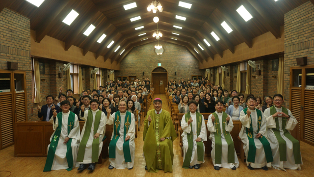 지난 10일 천주교대구대교구 교육원에서 열린 사회복지회 관리자 연수 후 참여자들이 단체 사진을 찍고 있다. 천주교대구대교구 사회복지회 제공