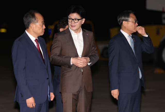 국민의힘 한동훈 대표(가운데)와 추경호 원내대표(왼쪽)가 11일 성남 서울공항에서 동남아 순방을 마치고 귀국하는 윤석열 대통령을 기다리는 동안 대화를 나누고 있다. 연합뉴스