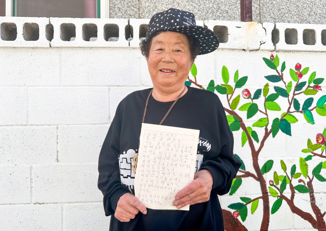 시한부 3개월 극복하고 랩퍼 활동을 하는 서무석 할머니가 원조할매래퍼 배우 김영옥씨에게 보낼 손 편지를 들고 기념 촬영을 하고 있다. 칠곡군 제공