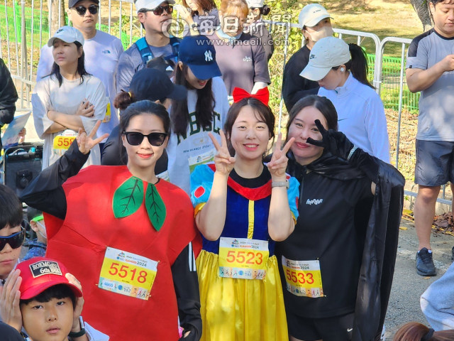 13일 2024 청송사과 트레일런 5km 코스 출발지점에서 백설공주와 마녀, 청송사과를 코스프레한 박애라·신아령·김혜정(33) 씨. 전종훈 기자