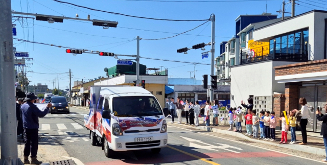 지난 10일 고암면 거리에서 고암초등학교 학생들을 비롯한 고암면민들이 전국(장애인)체전 성화봉송 거리응원을 하고 있다. 창녕군 제공