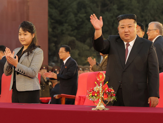 김정은 북한 국무위원장이 참석한 가운데 노동당 창건 79주년을 기념하는 경축공연과 연회가 지난 10일 노동당 중앙간부학교에서 진행되었다고 조선중앙통신이 11일 보도했다. 연합뉴스