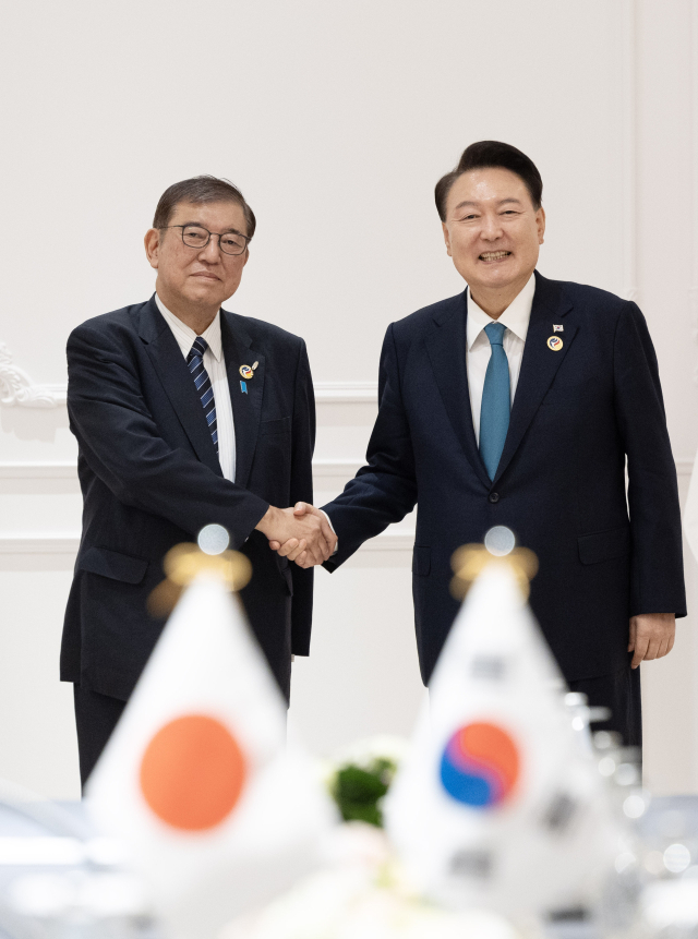 윤석열 대통령이 10일(현지시간) 라오스 비엔티안의 한 호텔에서 열린 한일 정상회담에서 이시바 시게루 일본 신임 총리와 악수하고 있다. 연합뉴스