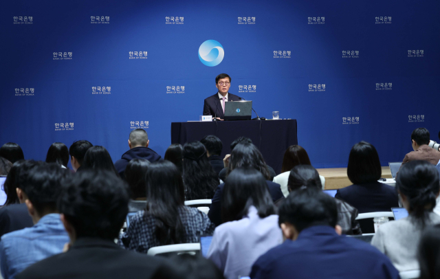 이창용 한국은행 총재가 11일 서울 중구 한국은행에서 열린 금융통화위원회 기준금리 결정에 관한 기자간담회에서 발언하고 있다. 연합뉴스