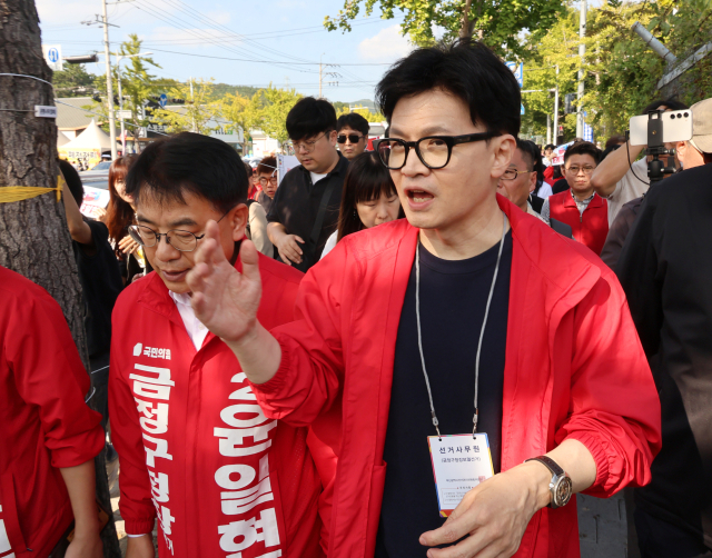 국민의힘 한동훈 대표가 12일 오후 부산 금정구 거리 일대를 걸으며 윤일현 금정구청장 보궐선거 후보와 유세를 펼치고 있다. 연합뉴스