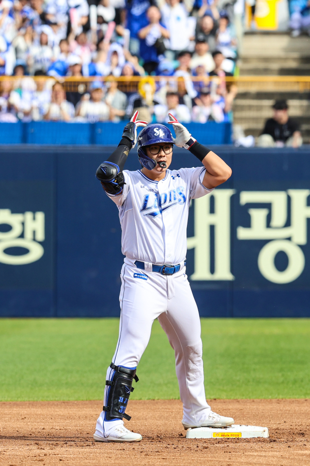 삼성 라이온즈의 윤정빈이 13일 대구에서 열린 프로야구 포스트시즌 플레이오프 LG 트윈스와의 1차전 1회말 안타를 치고 2루에 안착, 세리머니를 하고 있다. 삼성 제공