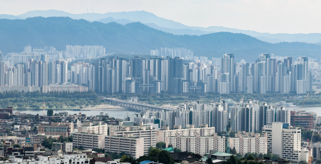 18일 서울 남산에서 바라본 서초구 일대 아파트. 연합뉴스