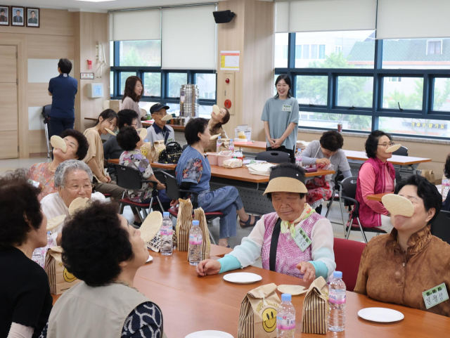 달성문화도시센터는 달성군 내 9개 권역별로 특화된 문화 사업들을 운영, 주민들의 문화적 욕구를 반영하고 있다. 사진은 가창면 주민들이 문화예술활동을 하는 모습. 달성군 제공.