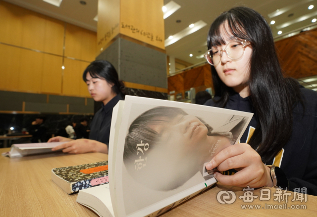 14일 대구대학교 경산캠퍼스 창파도서관에서 학생들이 작가 한강의 저서를 읽고 있다. 대구대는 한강의 노벨문학상 수상을 기념해 올해 말일까지 관련 도서를 소개하는 특별전시 전을 마련한다. 안성완 기자 asw0727@imaeil.com