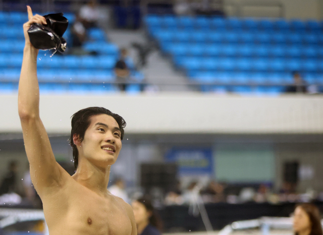 14일 오후 경남 창원시 성산구 창원실내수영장에서 열린 제105회 전국체육대회(전국체전) 남자 수영 자유형 200ｍ 결승에서 1위 한 황선우(강원)가 관중석을 향해 인사하고 있다. 연합뉴스