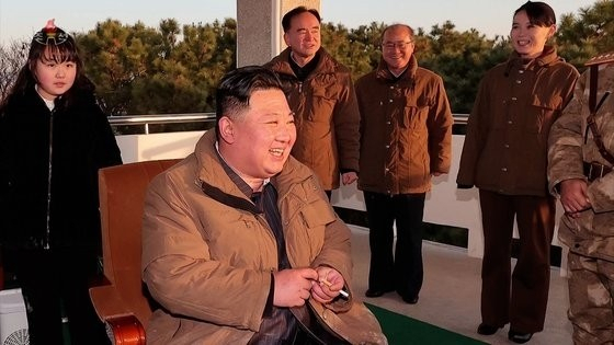 지난 2023년 3월 17일 북한중앙TV가 ICBM 화성포-17형 발사 영상을 공개했다. 김정은 뒤로 딸 김주애, 조용원 당 중앙위 조직비서, 리일환 당 중앙위 비서, 김여정 노동당 부부장이 동석했다./조선중앙TV 화면