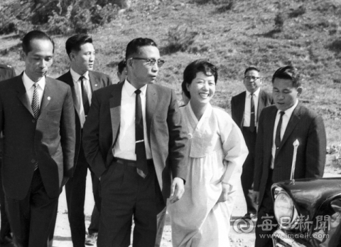 [김태형의 찰나의 순간 역사적 기록] <27> 1963년 군인에서 대통령으로 고향 찾은 박정희