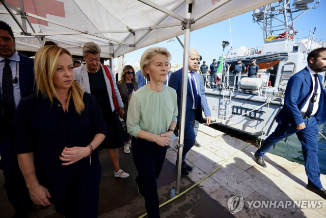 이탈리아 항구에서 난민선 둘러보는 우르줄라 폰데어라이엔 유럽연합(EU) 집행위원장(가운데)과 조지아 멜로니 이탈리아 총리(왼쪽). 연합뉴스