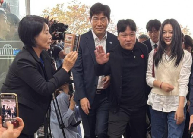 국회 최민희 과확기술정보방송통신위원장이 15일 국회 본청 입구에서 뉴진스 멤버 하니를 찍고 있다./온라인 커뮤니티