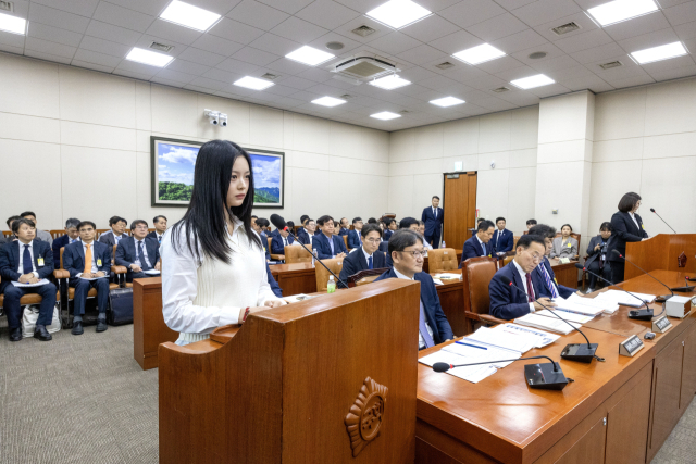 뉴진스 멤버 하니 팜이 지난달 15일 오후 서울 여의도 국회에서 열린 환경노동위원회의 경제사회노동위원회, 중앙노동위원회, 최저임금위원회 등에 대한 국정감사에서 직장 내 괴롭힘 문제와 관련해 증언하고 있다. 연합뉴스