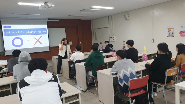 15일 대구가톨릭대학교에서 열린 대구시 선관위 정치참여연수에서 학생들이 OX 퀴즈에 참가하고 있다.