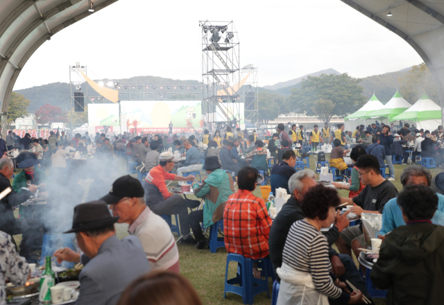 지난 11일 합천군민체육공원 잔디광장에서 