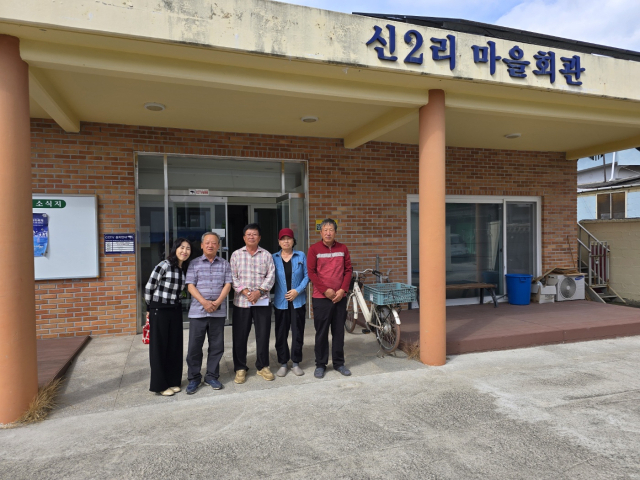 대구·경북 LG전자 물류센터 시공을 맡은 현종합건설 주식회사 손현정 대표(사진 맨 좌측)가 마을 주민들과 기념 촬영을 하고 있다.